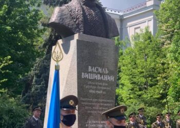 У ювілейний 15-й рік проведення Всесвітнього дня вишиванки було встановлено пам‘ятник справжньому Герою України Василю Вишиваному!