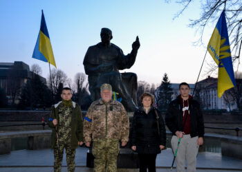 Представники української громадськості піднесли живі квіти до пам’ятника Августину Волошину в м. Ужгород з нагоди 83-ї річниці Карпатської України