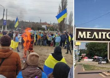 У Мелітополі влаштували акцію з прапорами України: люди вийшли на вулиці та співали гімн. Відео