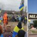 У Мелітополі влаштували акцію з прапорами України: люди вийшли на вулиці та співали гімн. Відео