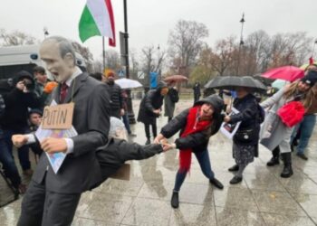У Варшаві під посольством Угорщини активісти “витягали Орбана з дупи Путіна”