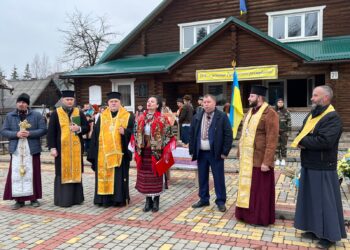 Представники української громадськості та духовенства ПЦУ в смт Ясіня відзначили 105-ту річницю відновлення незалежності України, 104-ту річницю Соборності та Злуки українських земель та 104-ту річницю Гуцульської Республіки