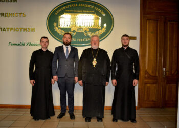 Перший заступник директора ДАУ Мирослав Денис передав у дарунок КаУ ім. Августина Волошина унікальні картини написані на рештках російських ракет