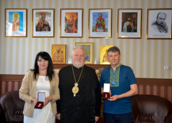 Єпископ Мукачівський і Карпатський Віктор Бедь удостоїв високих відзнак волонтерів Уляну Ясінську та Фелікса Табанюхова, які надають допомогу українським воїнам-захисникам
