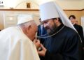 Папа Римський в Угорщині зустрівся з підсанкційним митрополитом РПЦ. “Обіймав і цілував хрест”