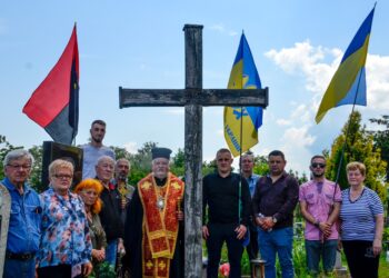 Рухівці Тячівщини молитовно вшанували полеглих борці за незалежність України у ХХ столітті та українських воїнів-захисників на міському цвинтарі у м. Тячів
