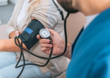 Не робіть цього, коли міряєте тиск: топ-3 головних помилки