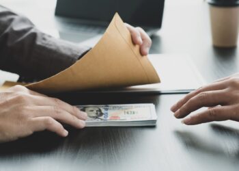 На Закарпатті поліція повідомили про підозру двом співробітницям Служби автомобільних доріг області, які незаконно «вивели» з бюджету понад 750 тисяч гривень