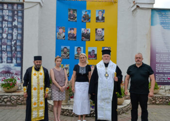 Єпископ Віктор Бедь, за участі представників НРУ, молитовно вшанували пам’ять полеглих Героїв Революції Гідності та українських воїнів-захисників біля пам’ятної стели у м. Берегове