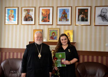 Єпископ Мукачівський і Карпатський Віктор Бедь нагородив юриста Юлію Гелетей медаллю святої Ольги, Великої княгині Київської