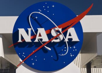 NASA підняло розвідувальний літак на 18 метрів у хмари для вивчення блискавок