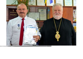 Єпископ Віктор Бедь нагородив Юрія Фущича, директора Закарпатського обласного центру зайнятості орденом «Августина Волошина» ІІ ступеня