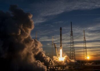 ЗМІ повідомили про масове сходження з орбіти супутників Starlink