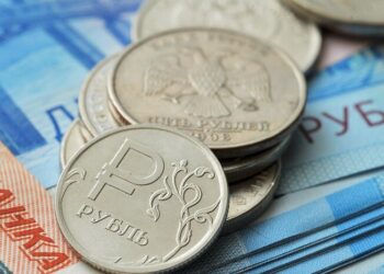 Російський рубль обвалився до нової тризначної цифри