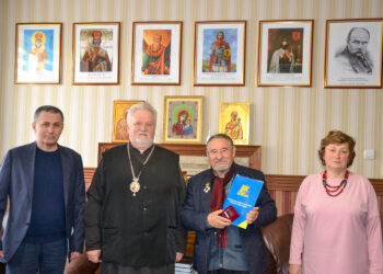 Єпископ Віктор Бедь провів зустріч з професором Миколою Зимомрею та вручив йому орден «30 років відновлення незалежності України»