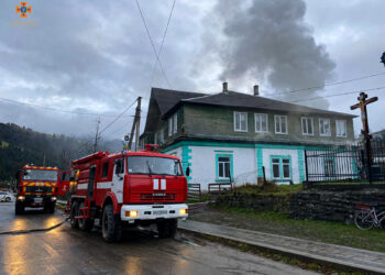 На Рахівщині рятувальники ліквідували пожежу в школі