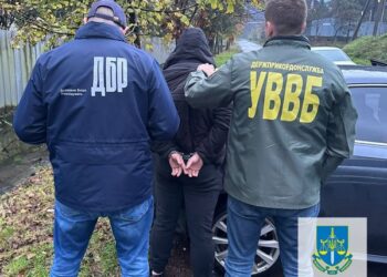 На Закарпатті викрили правоохоронця, який за хабар намагався незаконно покинути територію України