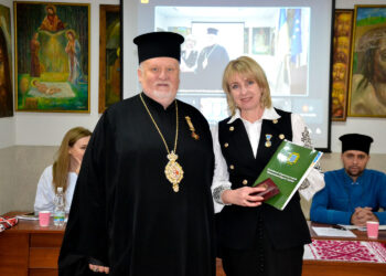 Єпископ Мукачівський і Карпатський Віктор Бедь нагородив Мирославу МАНДИБУР, заступника директора Мукачівського ліцею № 8 – медаллю  «Нанківської ікони Божої Матері»