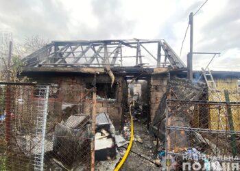 Поліція розслідує обставини пожежі на Тячівщині, в якій загинули пенсіонер та двоє малолітніх дітей