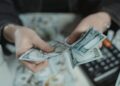 Життя без обмежень – чи купують українці дорогі речі та скільки відкладають «на чорний день»