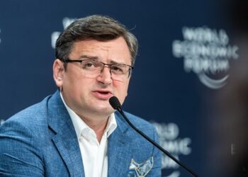 Військовозобов’язаних чоловіків скоро не випускатимуть за кордон через подвійне громадянство – Кулеба