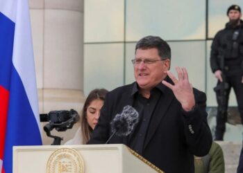 Прибічник Путіна та засуджений за педофілію: кадировці помпезно зустріли Скотта Ріттера