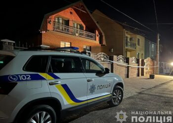 Поліція Закарпаття затримала зловмисника, який кинув гранату на подвірʼя депутата облради