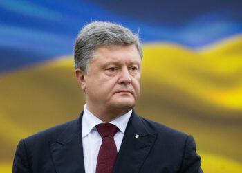 Порошенко через суд хоче повернути мільйон гривень за квитки на літак