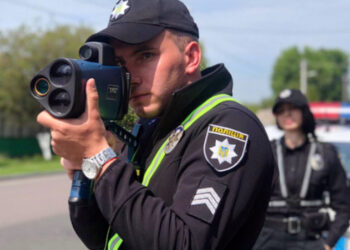 Інспектор поліції не може тримати в руках прилад TruCam при фіксації швидкості руху авто – постанова Шостого апеляційного адмінсуду