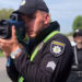Інспектор поліції не може тримати в руках прилад TruCam при фіксації швидкості руху авто – постанова Шостого апеляційного адмінсуду