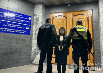 Закарпатські поліцейські затримали аферистку, яка виманила у потерпілої понад 1,5 млн грн за «зняття порчі»
