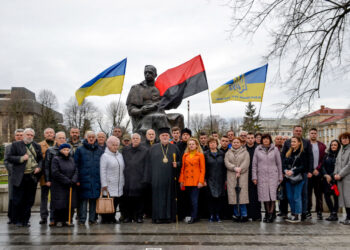 Представники української громадськості та духовенства ПЦУ біля пам’ятника Августину Волошину в м. Ужгород вшанували його 150-річчя від дня народження
