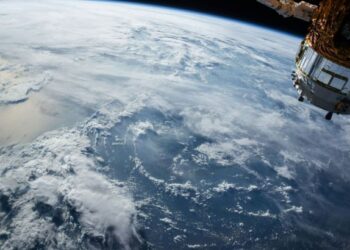 Величезні дірки у небі. Супутник NASA передав зображення таємничого явища Землі