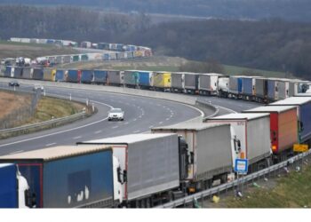 У напрямку кордону з Україною на сході Словаччини стоїть більше 1,5 тисячі вантажівок