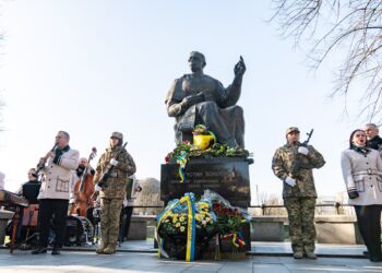 В Ужгороді, представники духовенства Мукачівсько-Карпатської єпархії ПЦУ, разом з громадськістю, піднесли квіти до пам’ятника Августину Волошину
