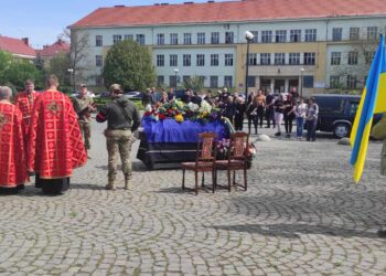 В Ужгороді провели в останню дорогу полеглого воїна Мілана Бабілу