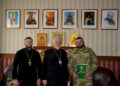 Єпископ Віктор Бедь провів зустріч з протоієреєм Крістіаном Рущаком та удостоїв учасника російсько-української війни Івана Камолова високої відзнаки