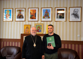 Єпископ Мукачівський і Карпатський Віктор Бедь удостоїв учасника російсько-української війни сержанта Віктора Смєлова високої відзнаки