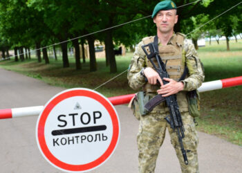 Забороняються прогулянки за межами населених пунктів та зупинки авто на узбіччі: нові обмеження на кордоні
