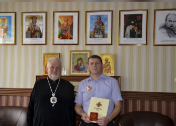 Єпископ Мукачівський і Карпатський Віктор Бедь, з благословення Предстоятеля ПЦУ, нагородив професора Романа Офіцинського орденом святителя Миколая