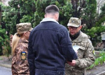 Не мають права навіть торкатися людини: у Міноборони уточнили, чи можуть співробітники ТЦК «супроводжувати» чоловіків у військкомат