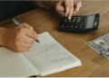 Чи можуть гроші “згоріти” в банках: аналітик дав пораду українцям
