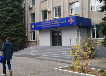 Суд зобов’язав військову частину виключити солдата зі списків особового складу, бо він був мобілізований, незважаючи на бронювання