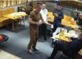 На Закарпатті керівник ТЦК розкидувався доларами в одному з клубів міста (ВІДЕО)
