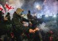 У Тбілісі мітингарі звели барикади біля парламенту та спалили опудало експремʼєра Іванішвілі