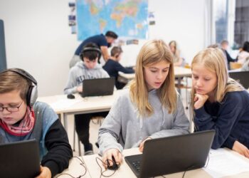 Які предмети обов’язково доведеться вивчати старшокласникам в Україні: повний перелік