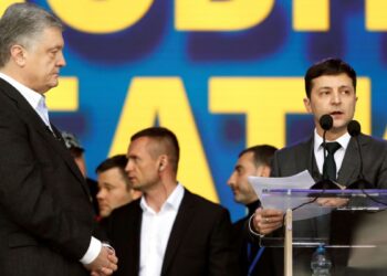 Зеленський: РНБО ухвалила рішення про «мільярди, зароблені продажем України». Порошенко заявив, що це санкції проти нього