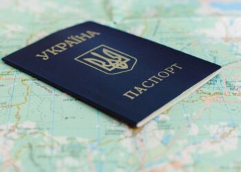 Які документи підтверджують право на виїзд за межі України