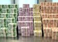 Виймають з банків мільярдами: що змушує українців масово запасатися готівкою