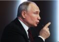 «Елемент торгів у переговорах». Путін вимагає від українців в окупації взяти паспорт РФ або їхати геть